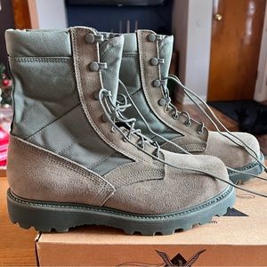 NWOT men’s Thorogood steel toe, hot weather boots